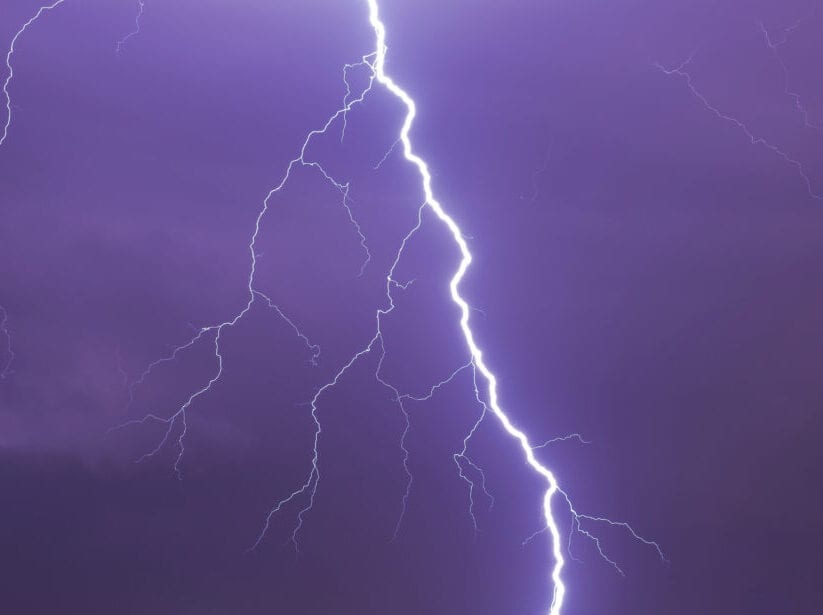 Descarga elétrica em céu escuro